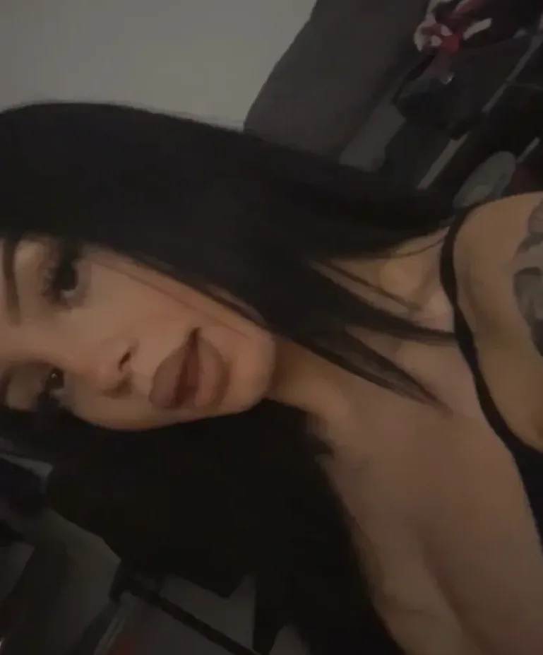 Mia, 24