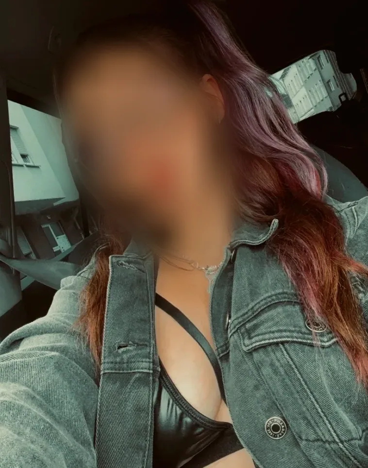 Sabrina, 27